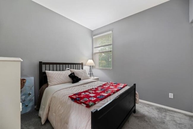 Building Photo - Beautiful 3 bedroom townhouse available fo...