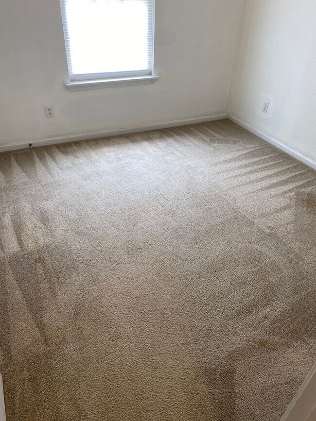 Building Photo - 3 bedroom/2 bathroom single family home!  ...