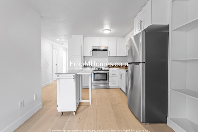 Building Photo - Beautifully Updated Condo in Multnomah Vil...