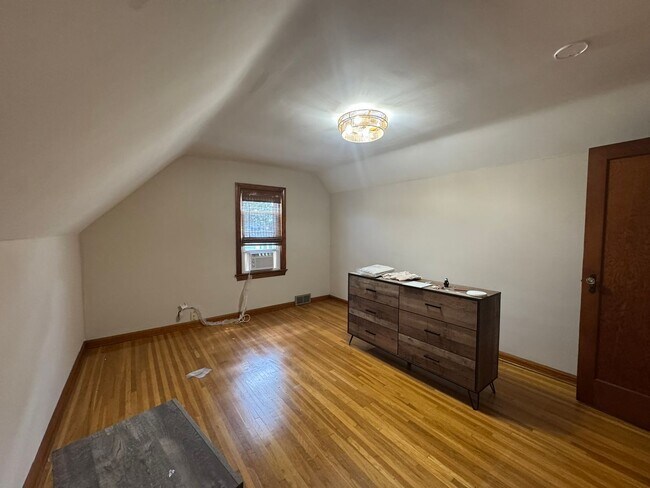 Building Photo - COMING SOON | Fully Furnished 4BR Student Home | All Utilities Included | Walk to UE
