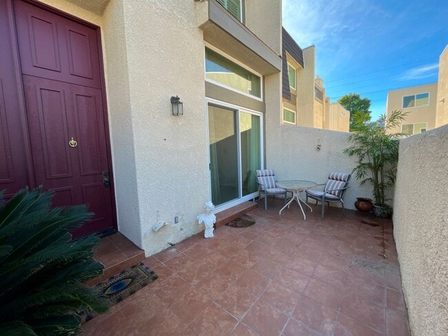 Building Photo - READY FOR MOVE-IN! 2+2.5 w/bonus room + al...