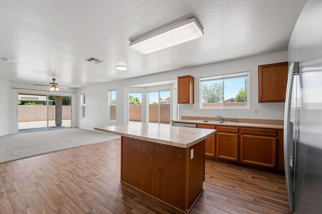 Building Photo - Freshly Updated 4 Bed | New Carpet, New Appliances & Open Layout