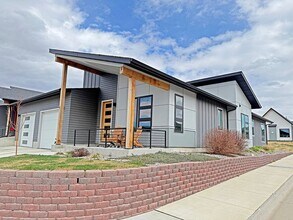 Building Photo - Modern Three Bedroom Townhome with Air Conditioning