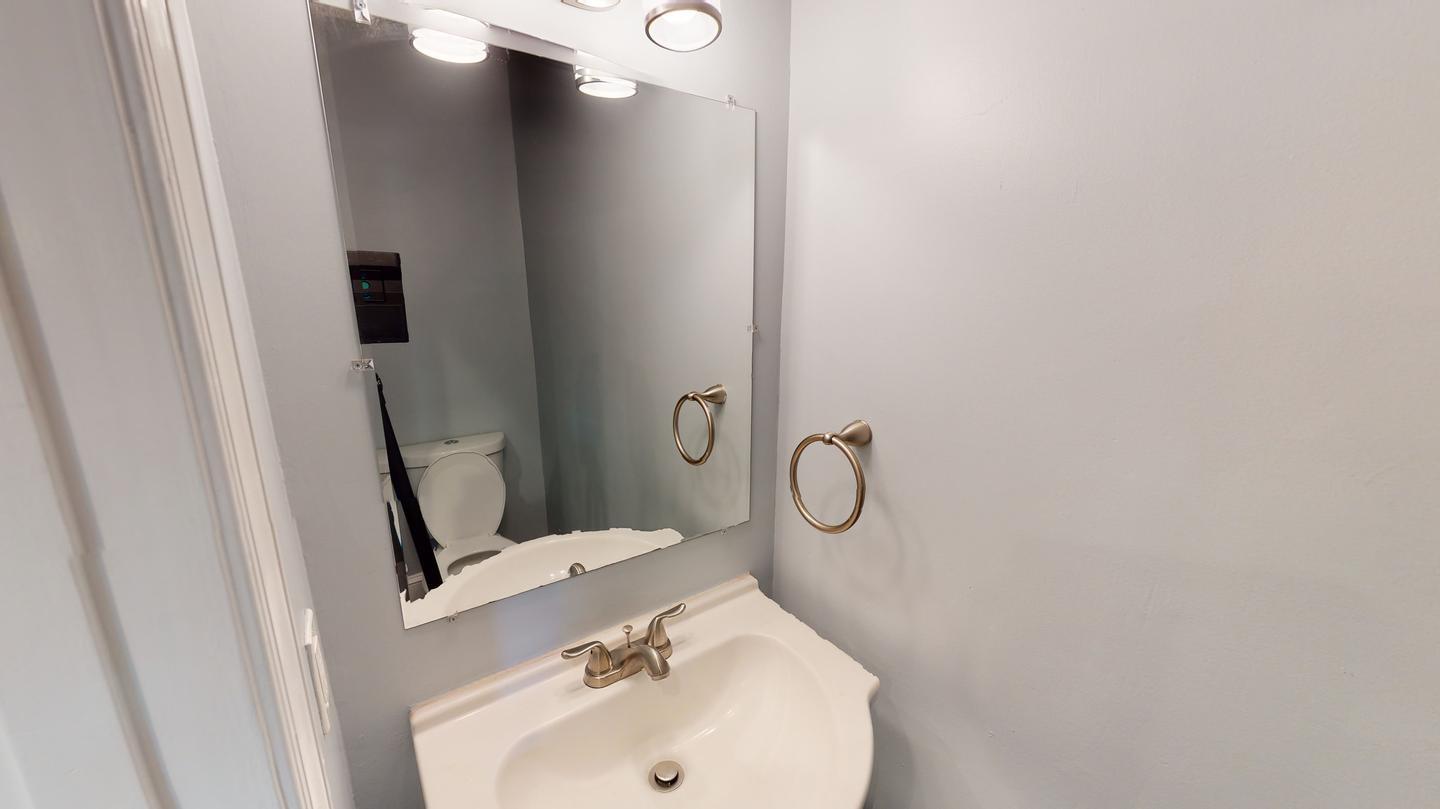 Building Photo - Beautiful Waverly townhouse near Johns Hopkins University