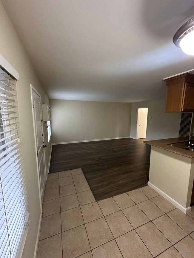 Building Photo - Spacious 1 Bedroom Winnetka Condominium fo...