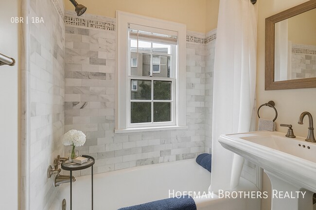 Building Photo - 649 N Rossmore Ave