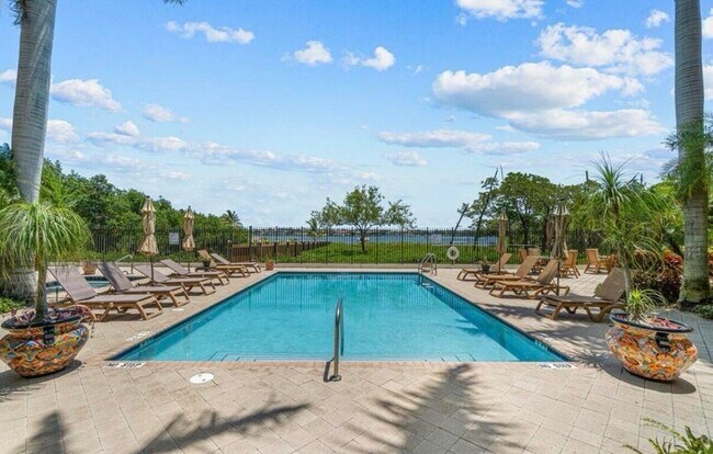 Building Photo - 320 Via Villagio