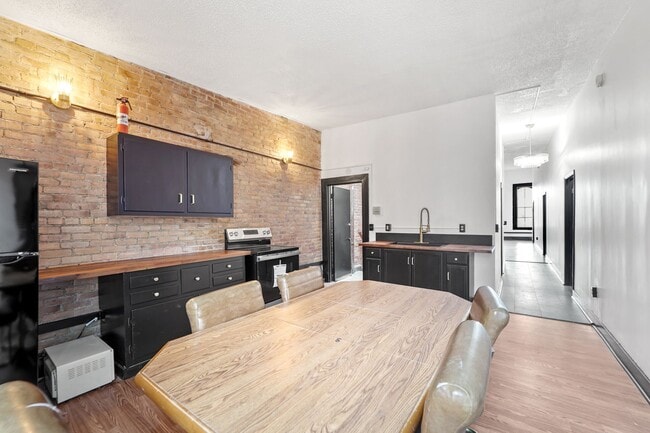 Building Photo - 136 Court St