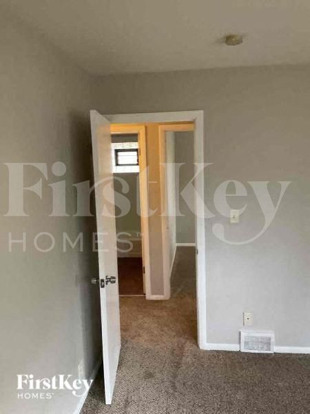 Building Photo - 1355 S Oakland Ave