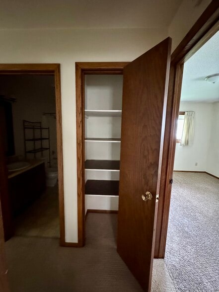 Linen closet - 505 Kerry Dr