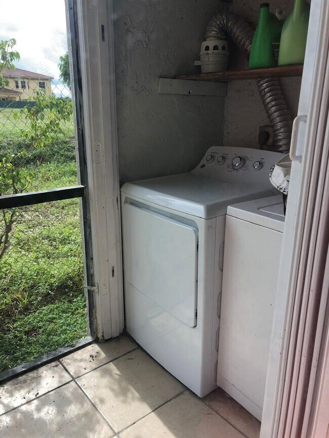 Building Photo - 852 NE 209th St