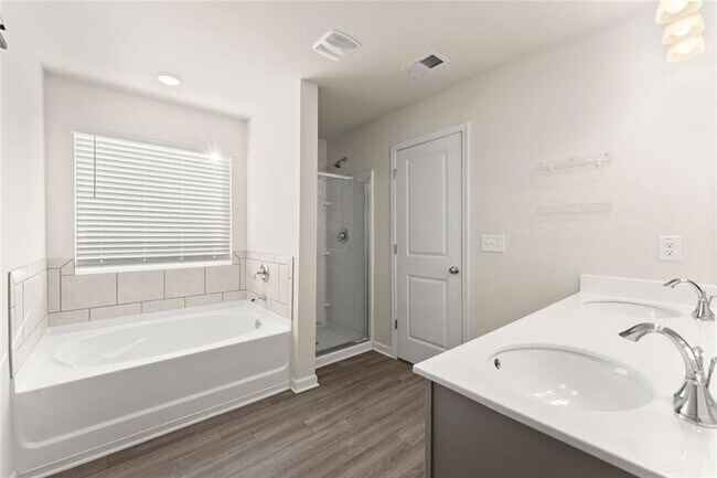 Building Photo - 76 Regent Pk