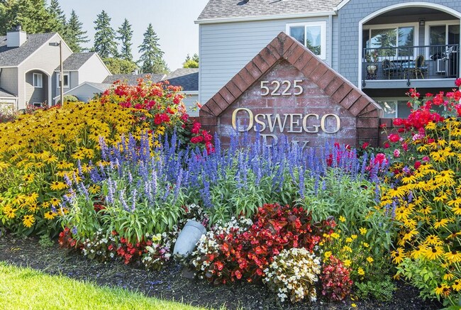 Primary Photo - Charming Lake Oswego Unit in Oswego Bay Co...