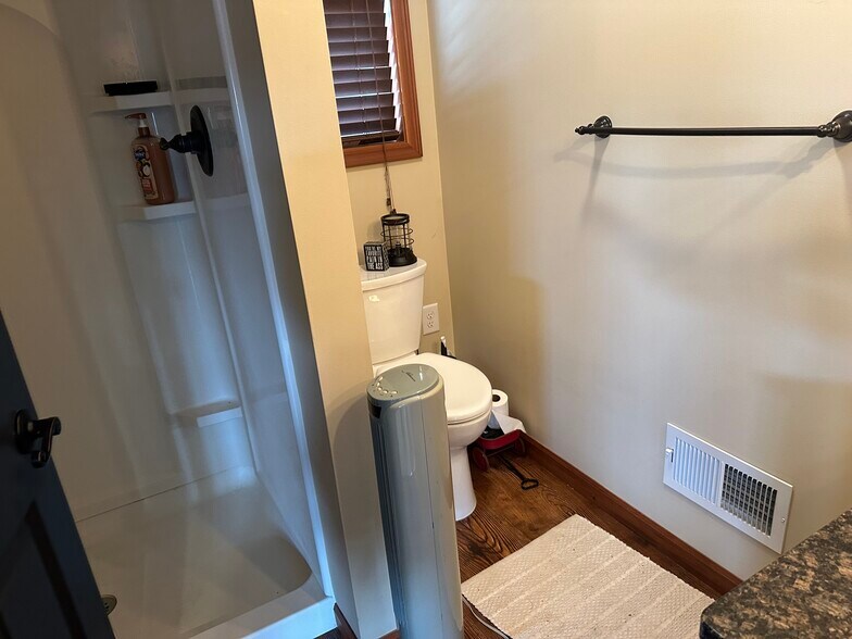 Building Photo - 7712 Walnut St