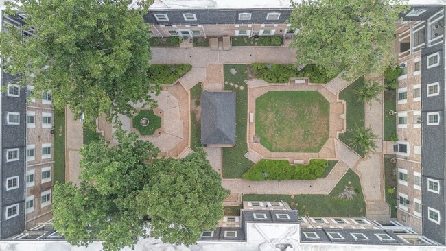 Building Photo - 355 N Post Oak Ln