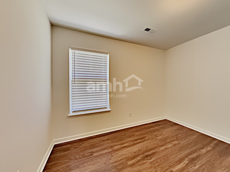 Building Photo - 117 Rock Glen Ct