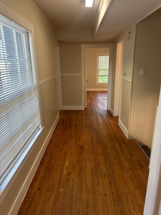 Building Photo - Large 5 Bedroom House in North Campus!