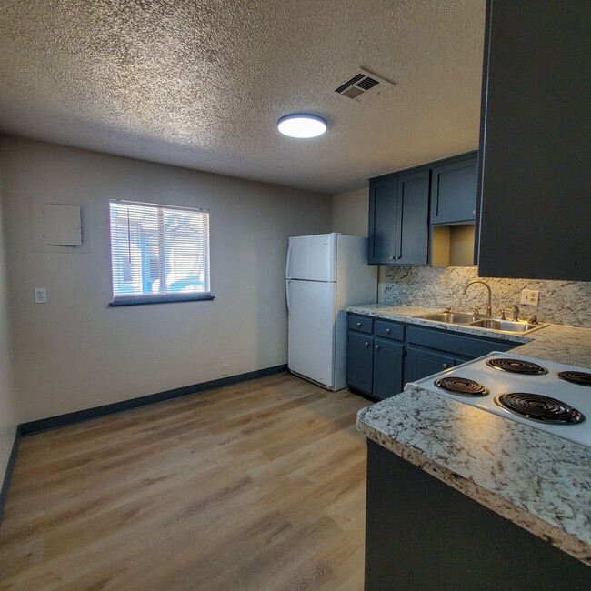 Building Photo - 642 N Beard Ave