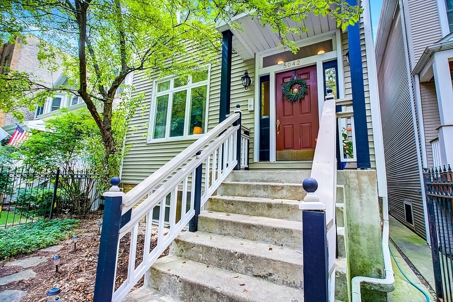 Building Photo - 5042 N Winchester Ave