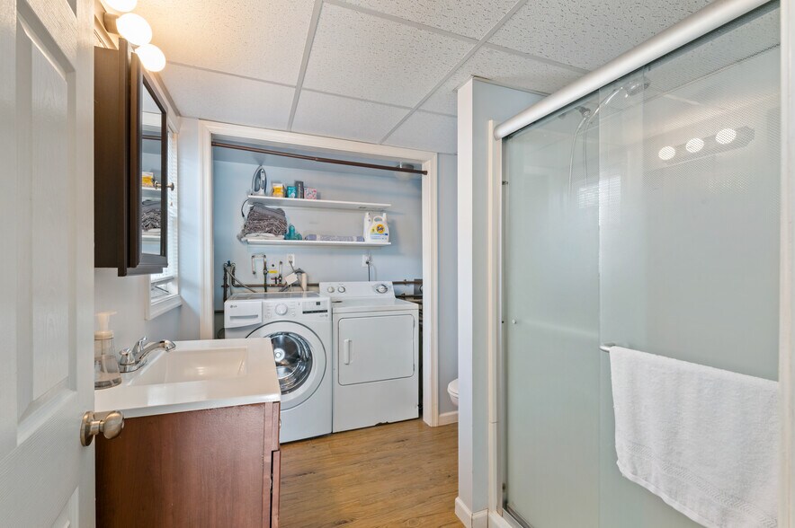 Building Photo - 104 7th Ave