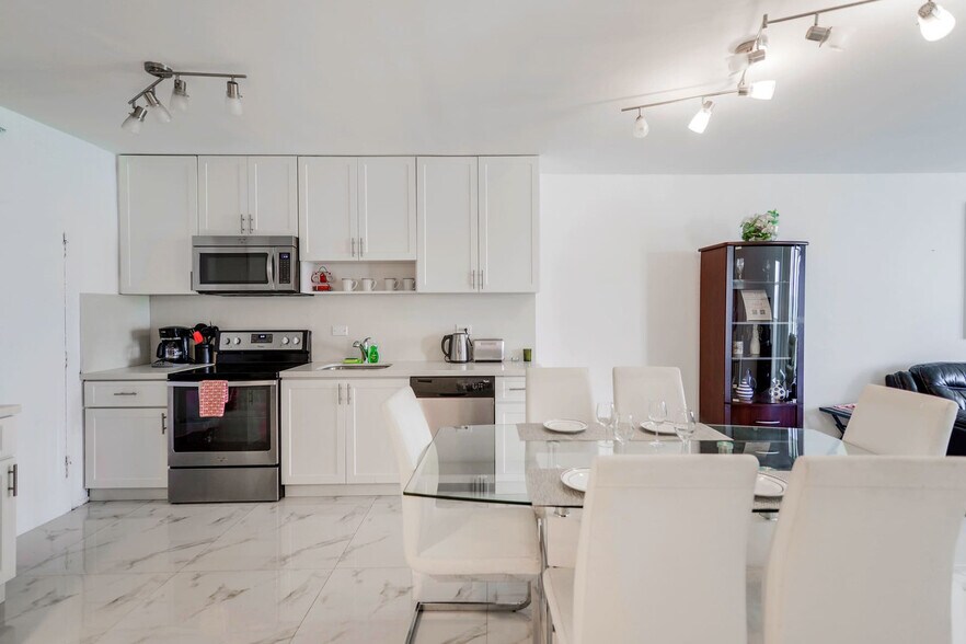 Building Photo - 5599 Collins Ave