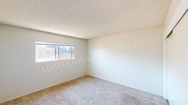 Building Photo - Large 3 Bedroom Townhome!