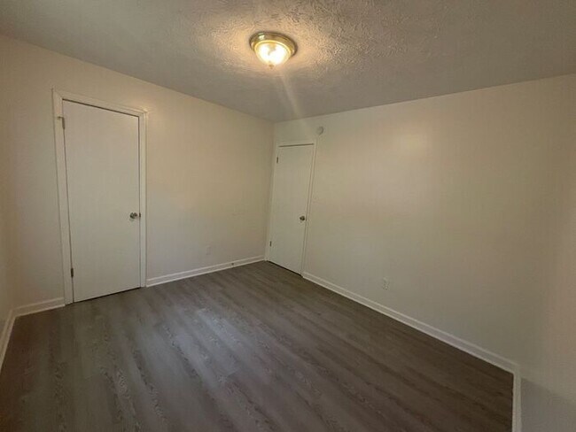 Building Photo - 545 Navarre Dr