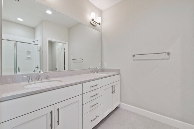 Building Photo - 3 bed 3 bath home in Blossom Hill area!