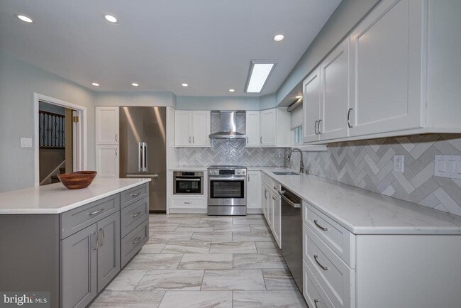 Building Photo - 1717 Country Club Dr