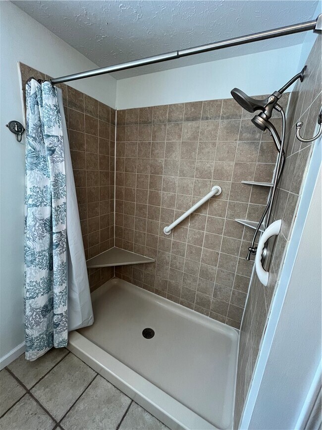 Building Photo - 7026 Lake Ave