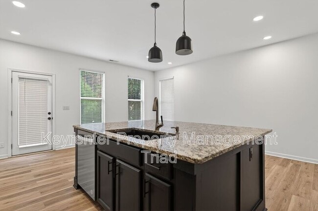 Building Photo - 2 Blue Stone Ln