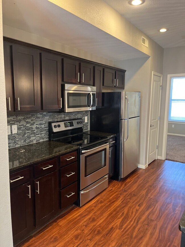 Building Photo - 2 BEDROOM 2 BATH GREAT LOCATION