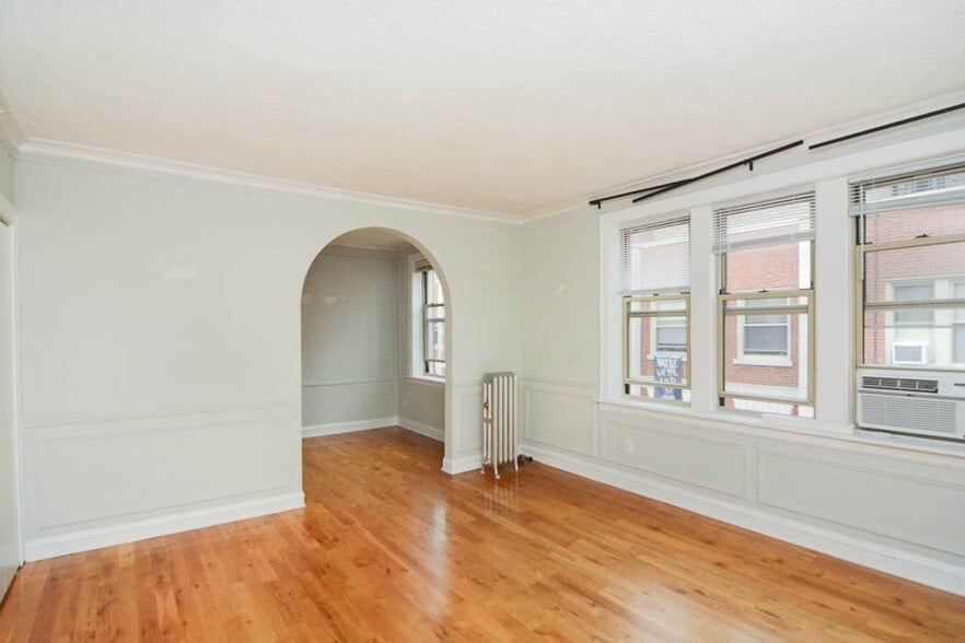 Building Photo - 447 W Surf St