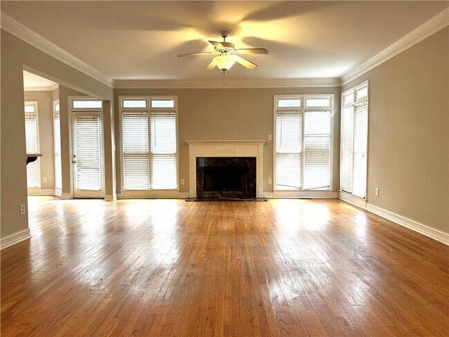 Building Photo - 907 Lenox Ct NE