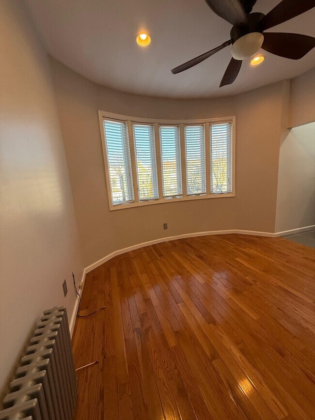 Building Photo - 19-21-21 Carlton Ave