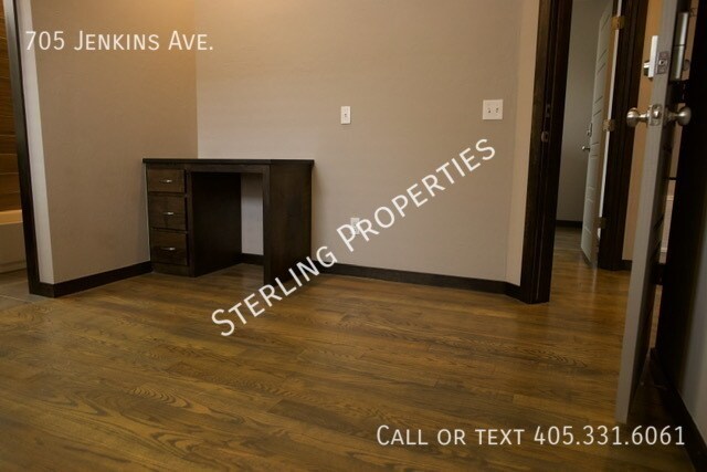 Building Photo - 705 S Jenkins Ave