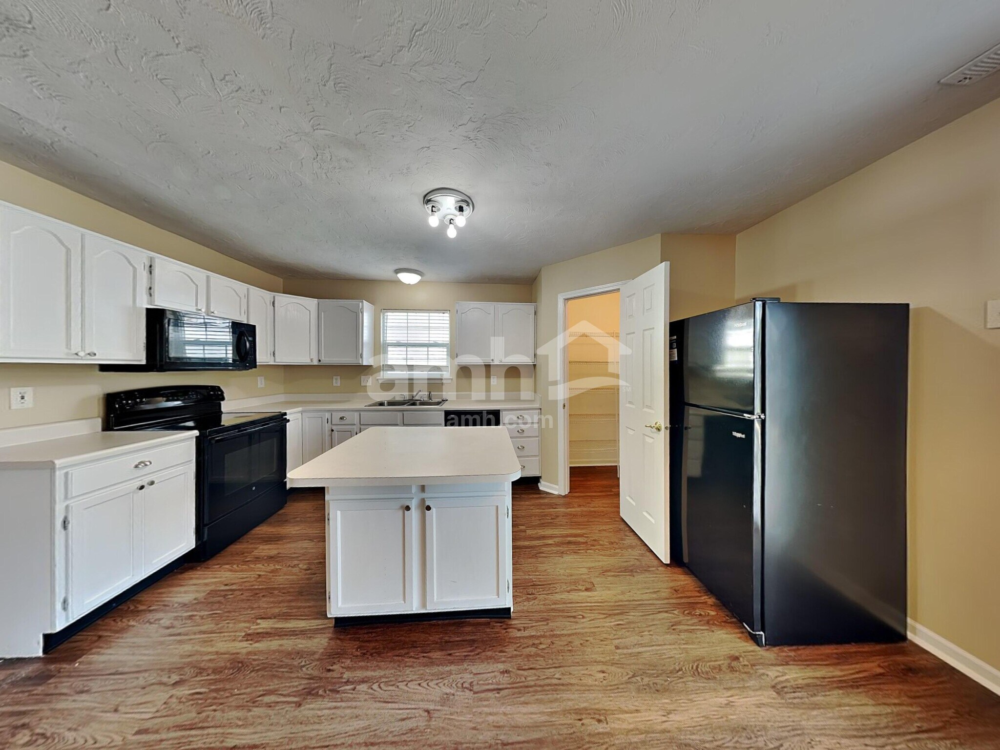 Building Photo - 717 Breakers Ln