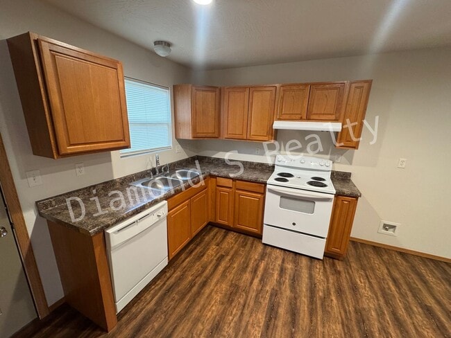 Building Photo - Cute and Clean 3 Bedroom Home Available!