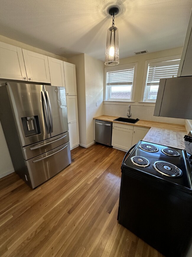 Building Photo - Updated 2 bedroom, 1 bathroom unit in Rich...