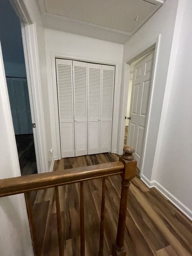 Building Photo - 2 Bedroom 2.5 Bathroom Townhome!