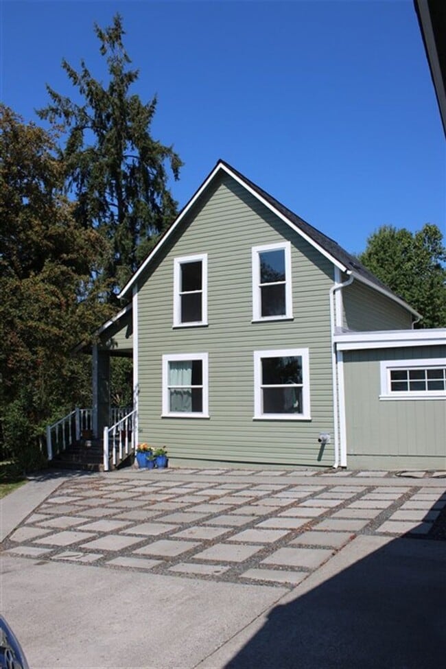 Building Photo - 4 Bedroom, 1 Bathroom Home in Bow!