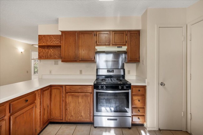 Building Photo - 605 Kingfisher Creek Dr - Nature lovers pa...
