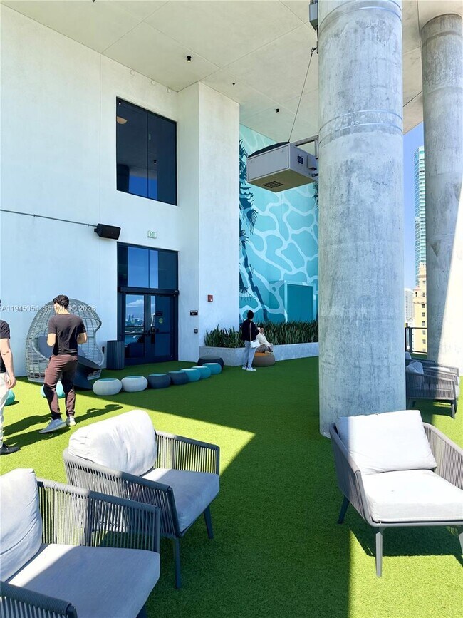 Building Photo - 398 NE 5th St