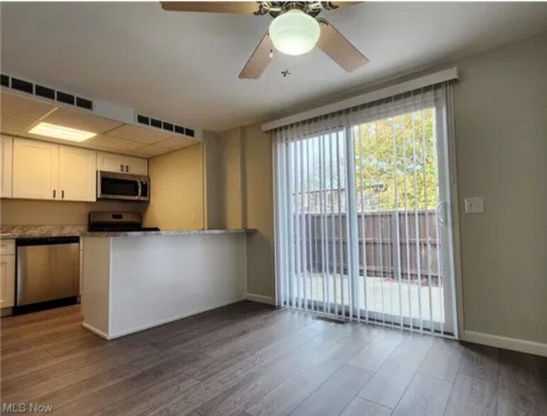 Building Photo - 1651 Mentor Ave