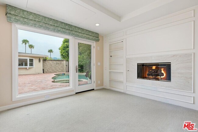 Building Photo - 4211 W Toluca Lake Ln