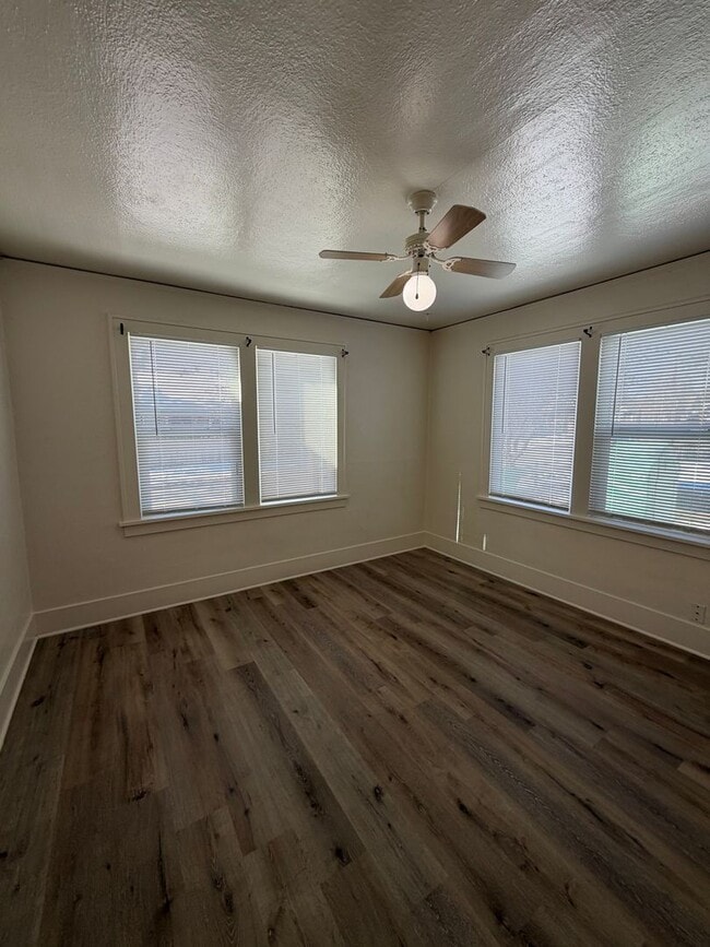 Building Photo - Large 3 bed 2 bath located close to downtown