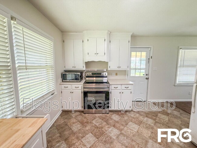 Building Photo - 910 Holloman St