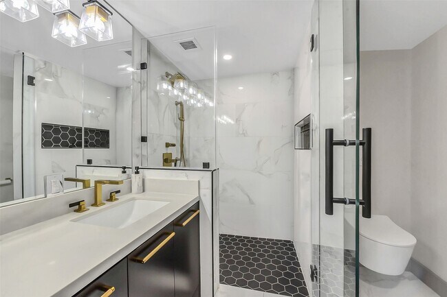 Building Photo - 1111 Caroline St