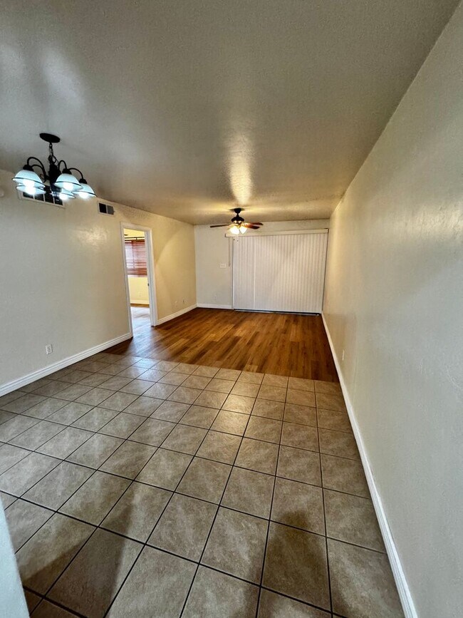 Building Photo - 2 bed 2 bath condo
