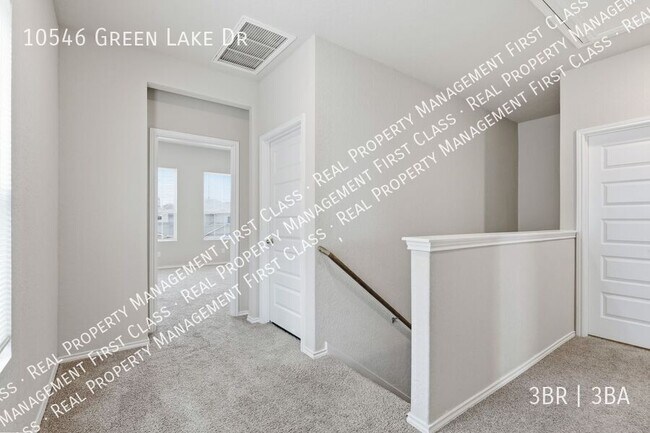 Building Photo - 10546 Grn Lk Dr